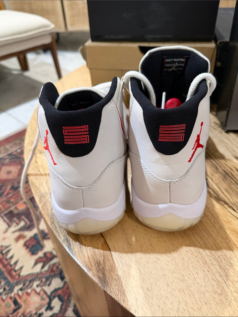 Men’s Jordan 11 Retro platinum tint / University red - Picture 11 of 13